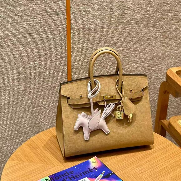 Classic Hermes Bag: A Stylish and Versatile Choice for Elegance - Picture 3 of 6